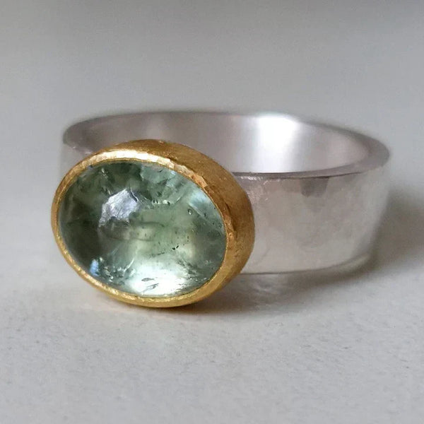 Bianca - Retro Green Ring Featuring a Round Gemstone