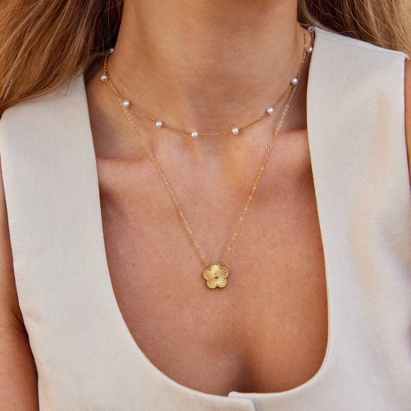 Amy - Exquisite Pearl Necklace in Pure Gold